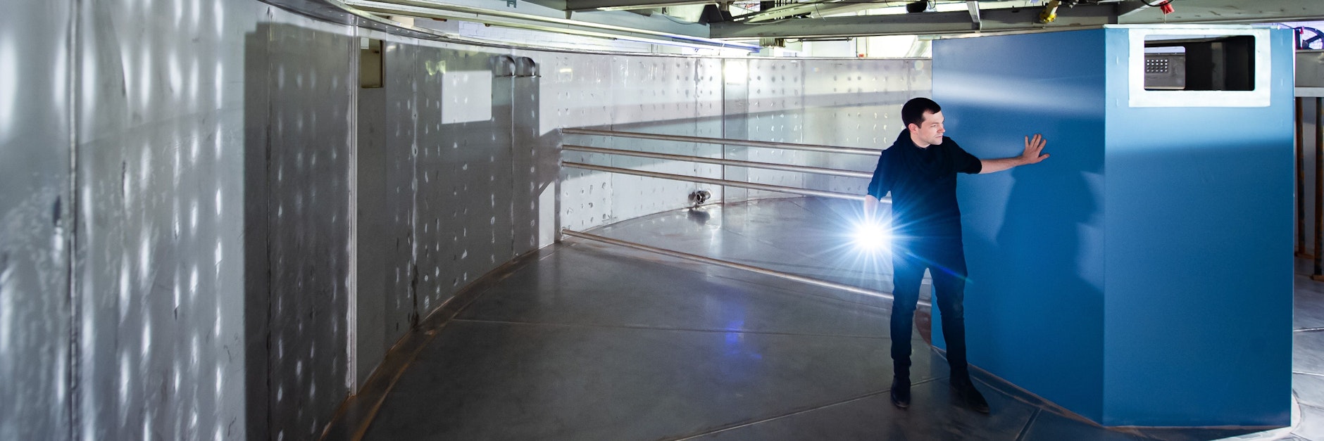 Im Palast-Keller verbirgt sich das neue Wasserbecken - wann es erstmals auf die Bühne darf, steht noch in den Sternen. KURIER-Reporter Florian Thalmann durfte das Edelstahl-Monstrum schon erkunden.