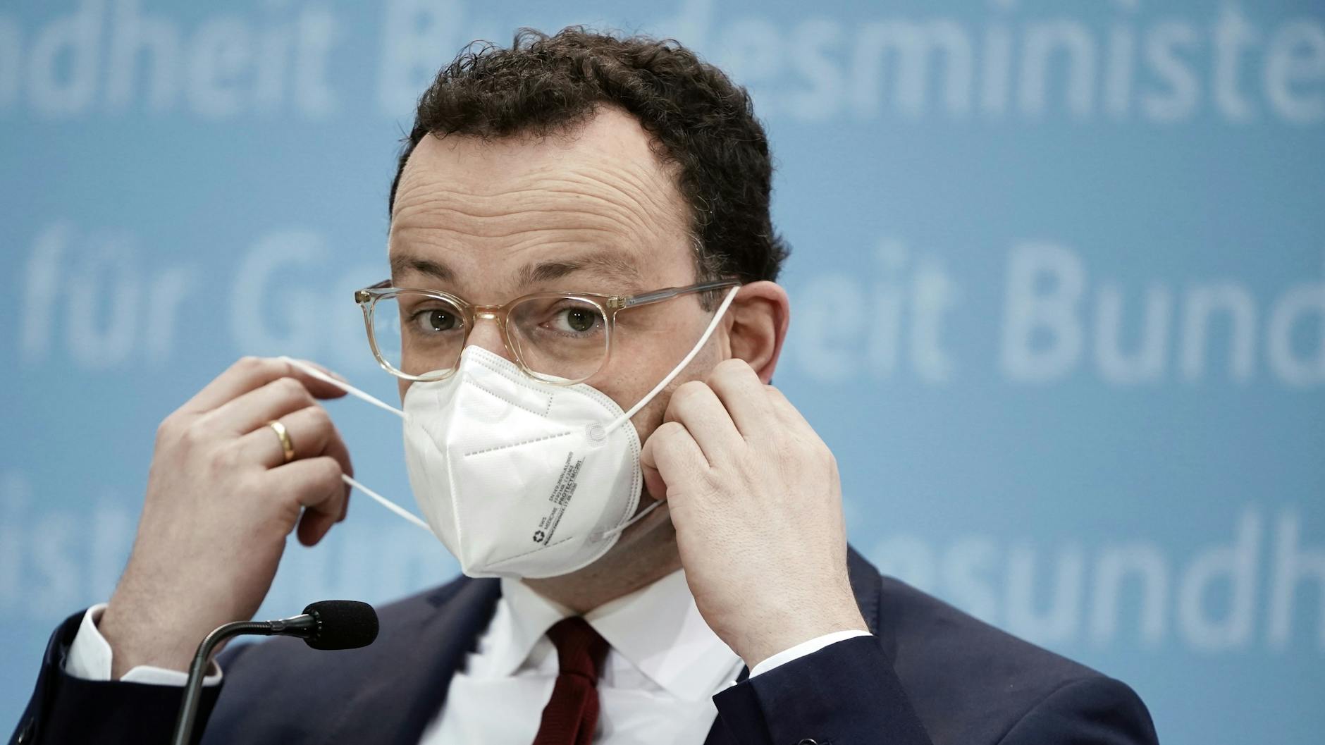 Jens Spahn, Bundesminister für Gesundheit, will das Defizit der gesetzlichen Krankenkassen zum Großteil durch Gelder der Beitragszahler ausgleichen.