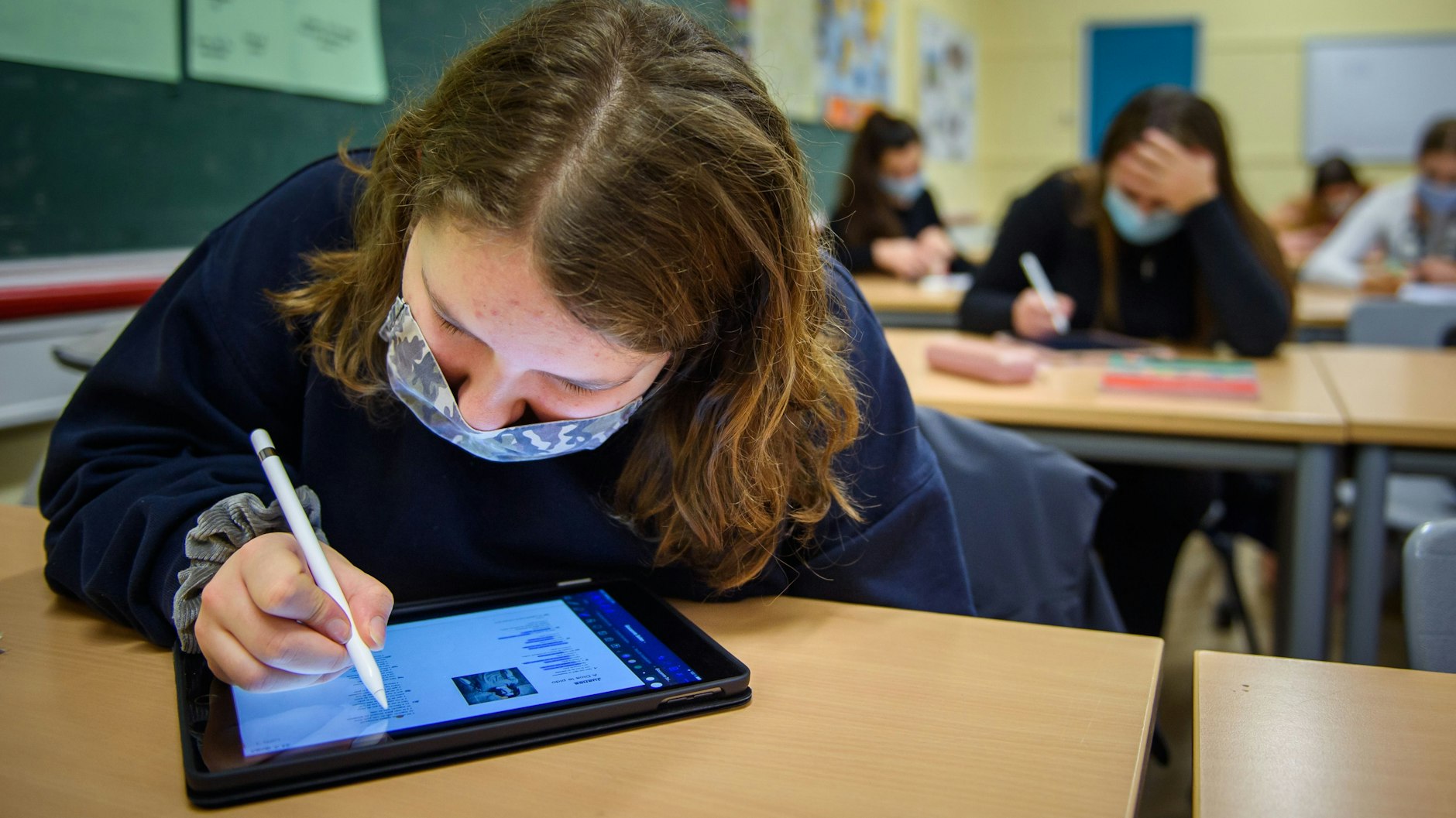 Eine Schülerin mit einem Tablet-Computer.