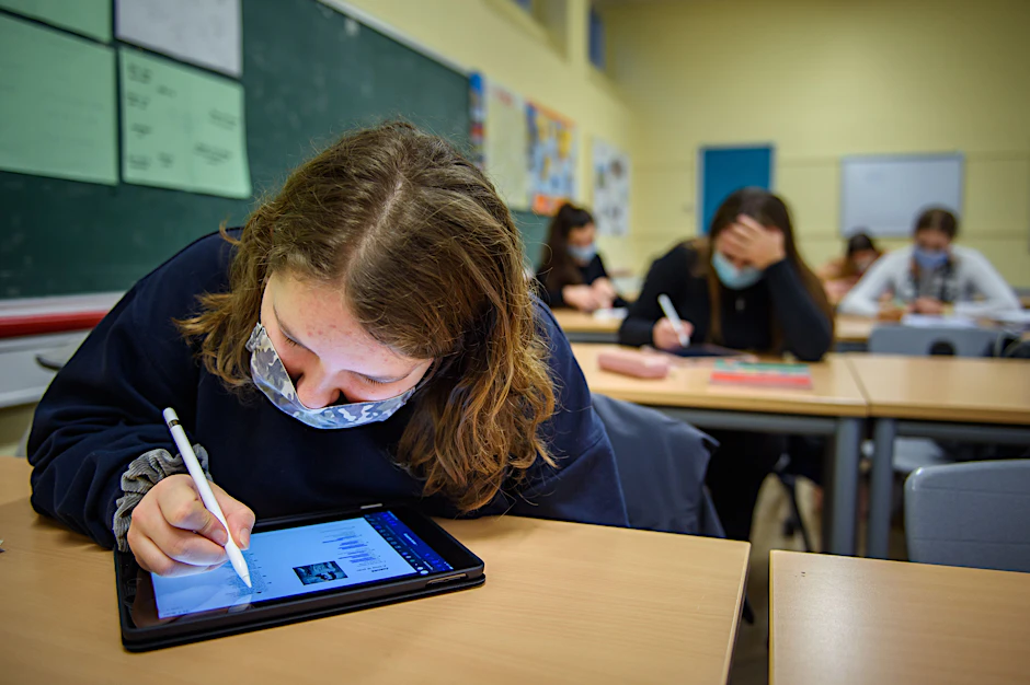 Eine Schülerin mit einem Tablet-Computer.