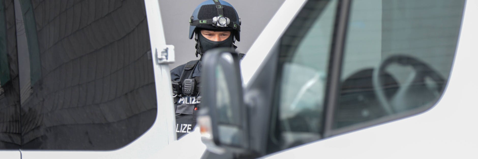 Ein Polizist bei einer Razzia (Symbolfoto).