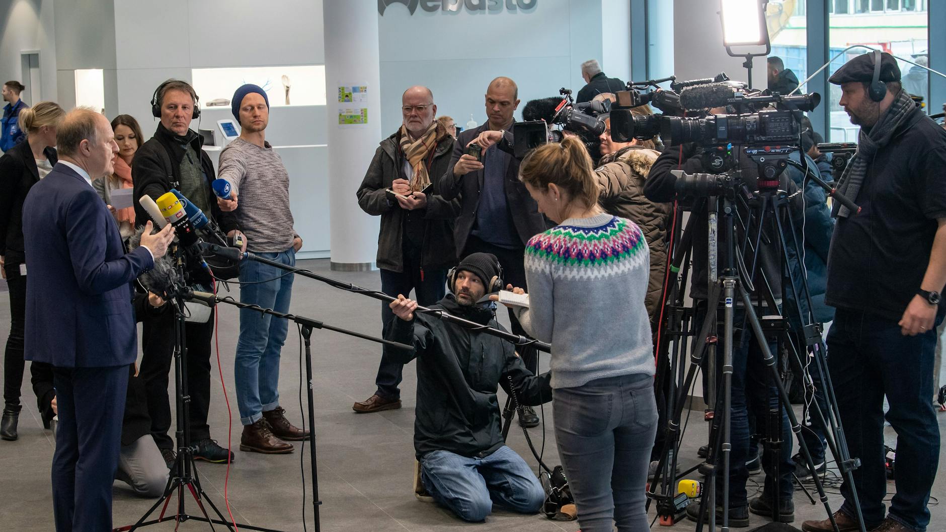 Holger Engelmann (l), Vorstandsvorsitzender von Webasto gibt eine Presseerklärung ab.