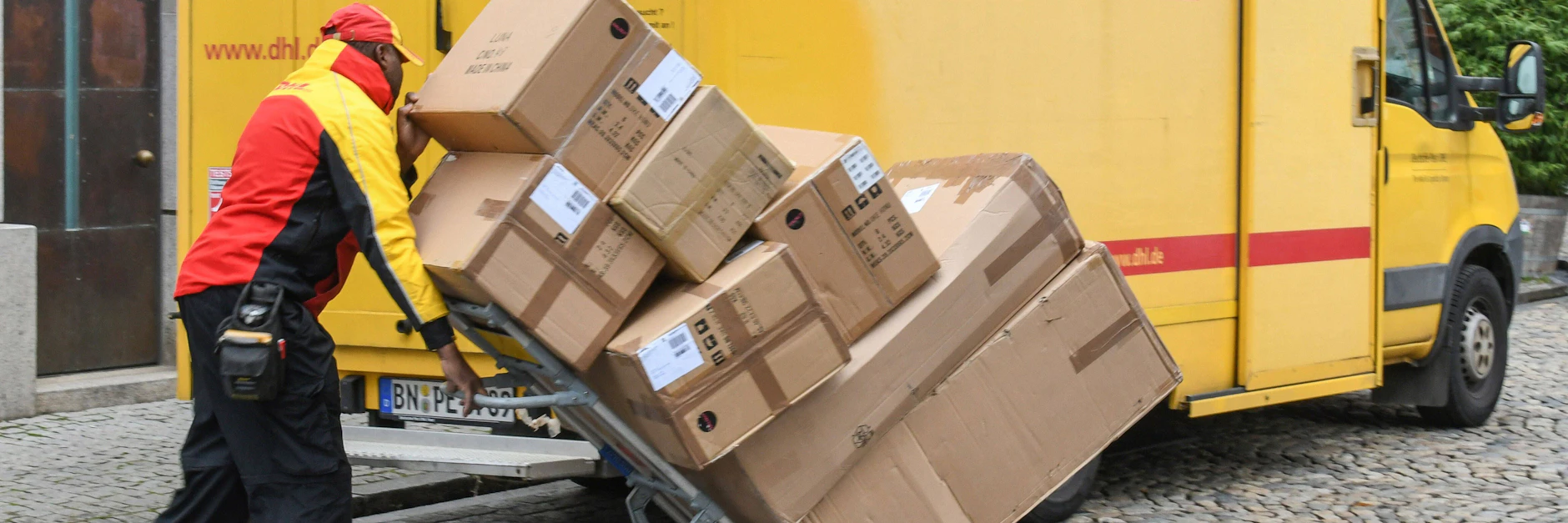 Wegen der geschlossenen Geschäfte müssen die Paketboten buckeln.