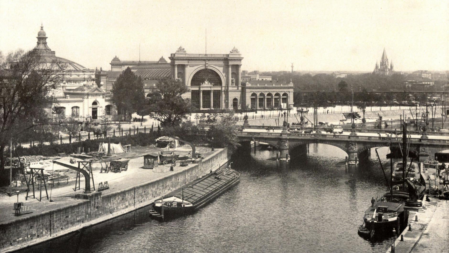 Im Deutschen Kolonialmuseum am Lehrter Bahnhof zeigten die eifrigen Jäger und Sammler ihre Beutestücke, Aufnahme um 1900.<br>