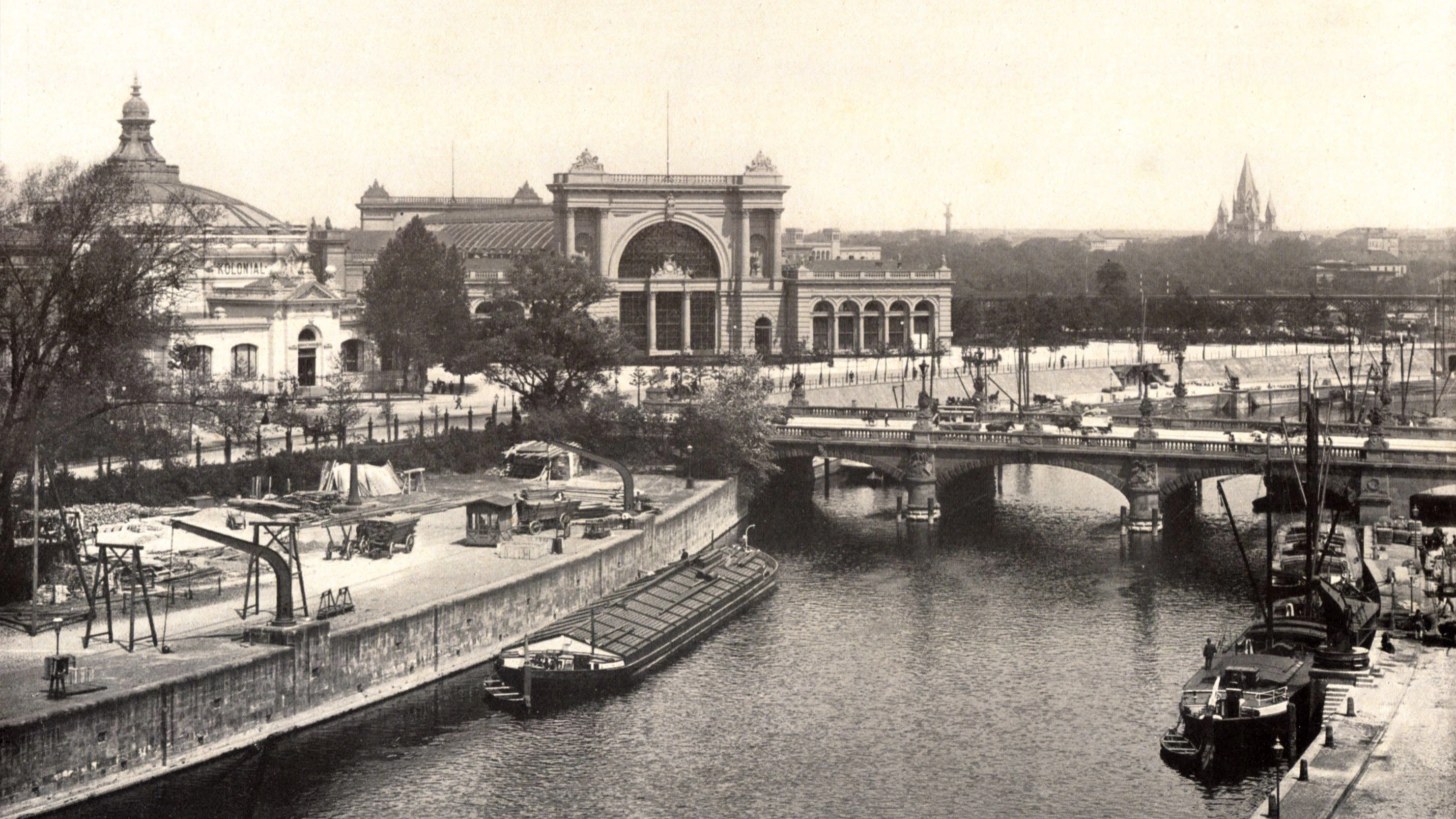 Im Deutschen Kolonialmuseum am Lehrter Bahnhof zeigten die eifrigen Jäger und Sammler ihre Beutestücke, Aufnahme um 1900.<br>