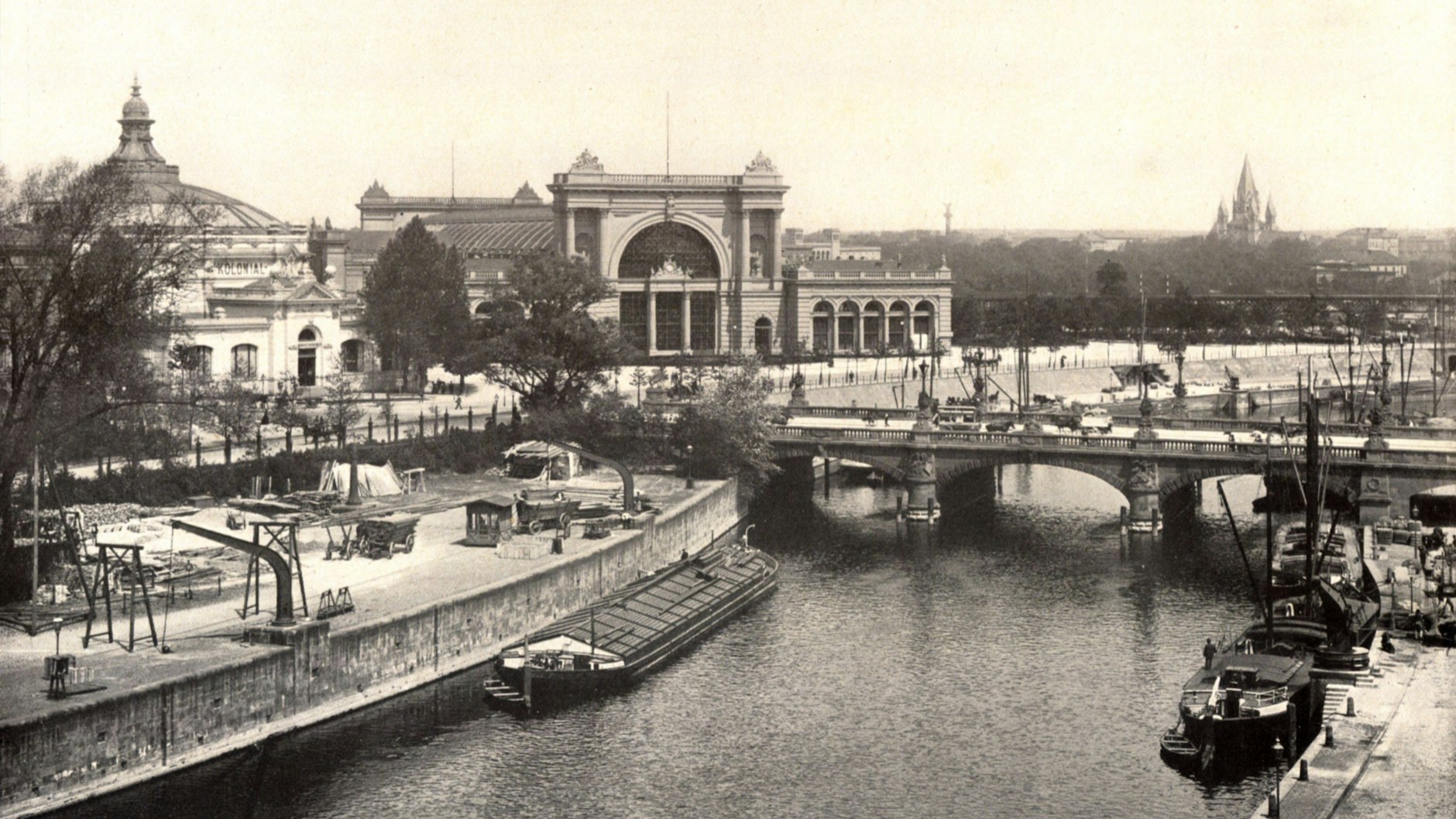 Im Deutschen Kolonialmuseum am Lehrter Bahnhof zeigten die eifrigen Jäger und Sammler ihre Beutestücke, Aufnahme um 1900.<br>