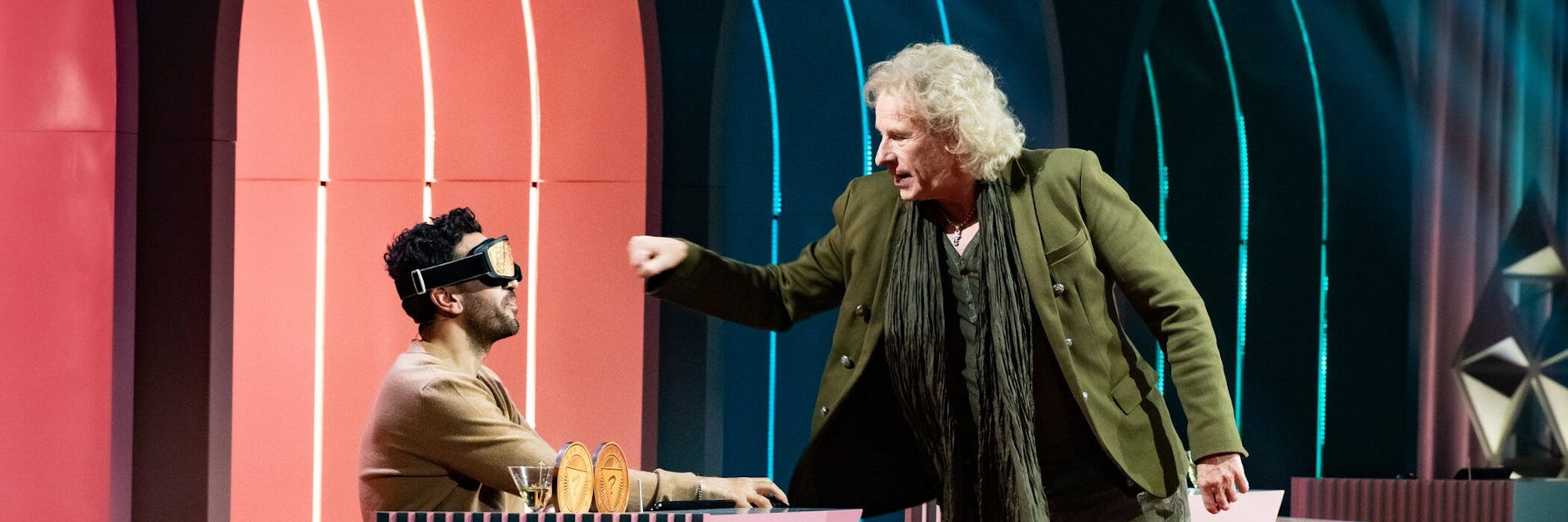 Thomas Gottschalk (r) steht in der Unterhaltungsendung «Wer stiehlt mir die Show?» als Moderator auf der Bühne neben Elyas M'Barek (undatierte Aufnahme). 