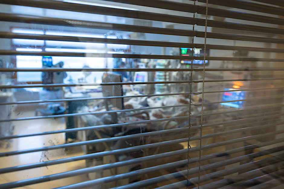 Zimmer einer Intensivstation, auf der Covid-19-Patienten behandelt werden.