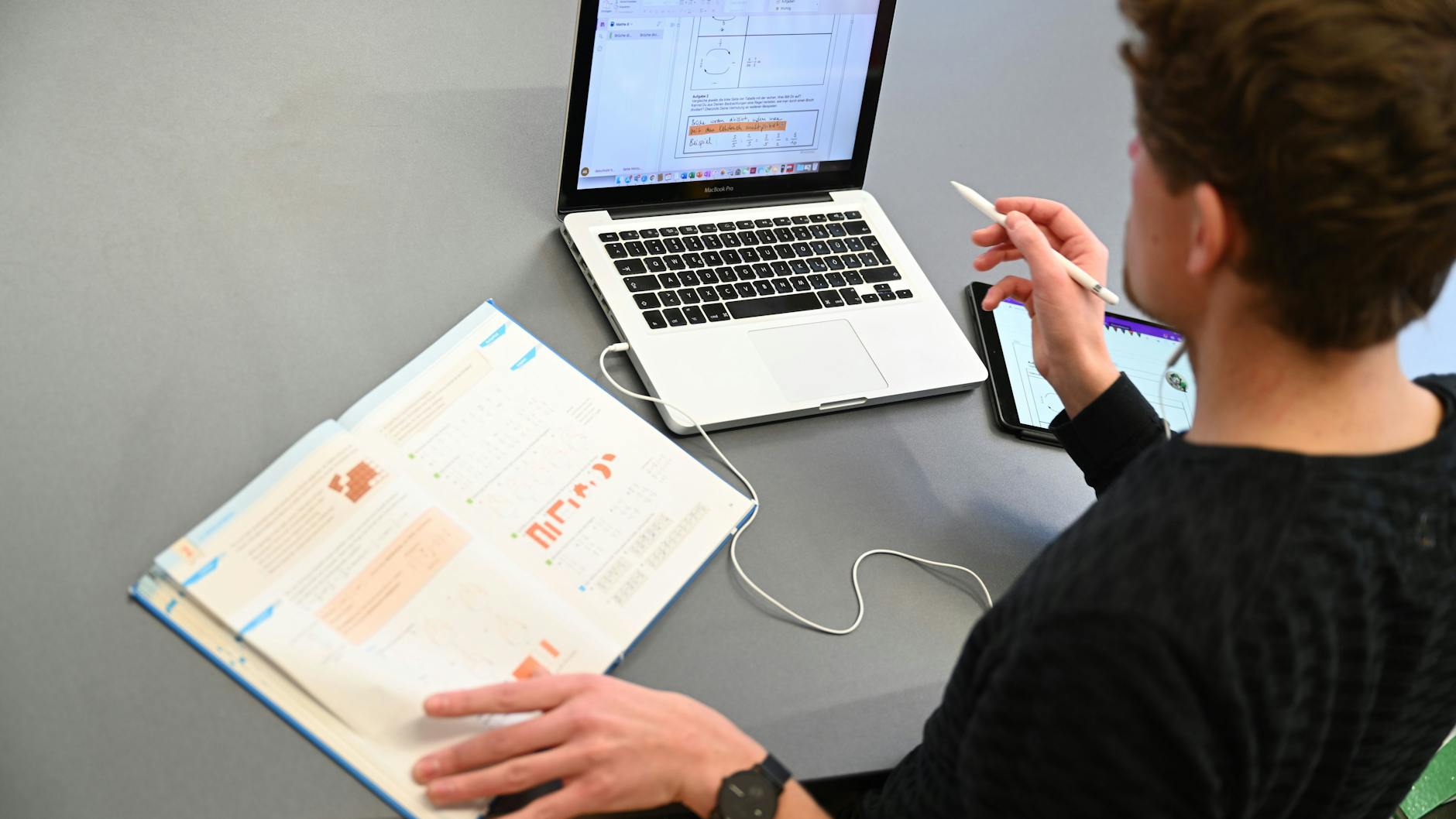 Ein Lehrer während des Online-Unterrichts. In Berlin wird die Plattform Lernraum häufig benutzt. 