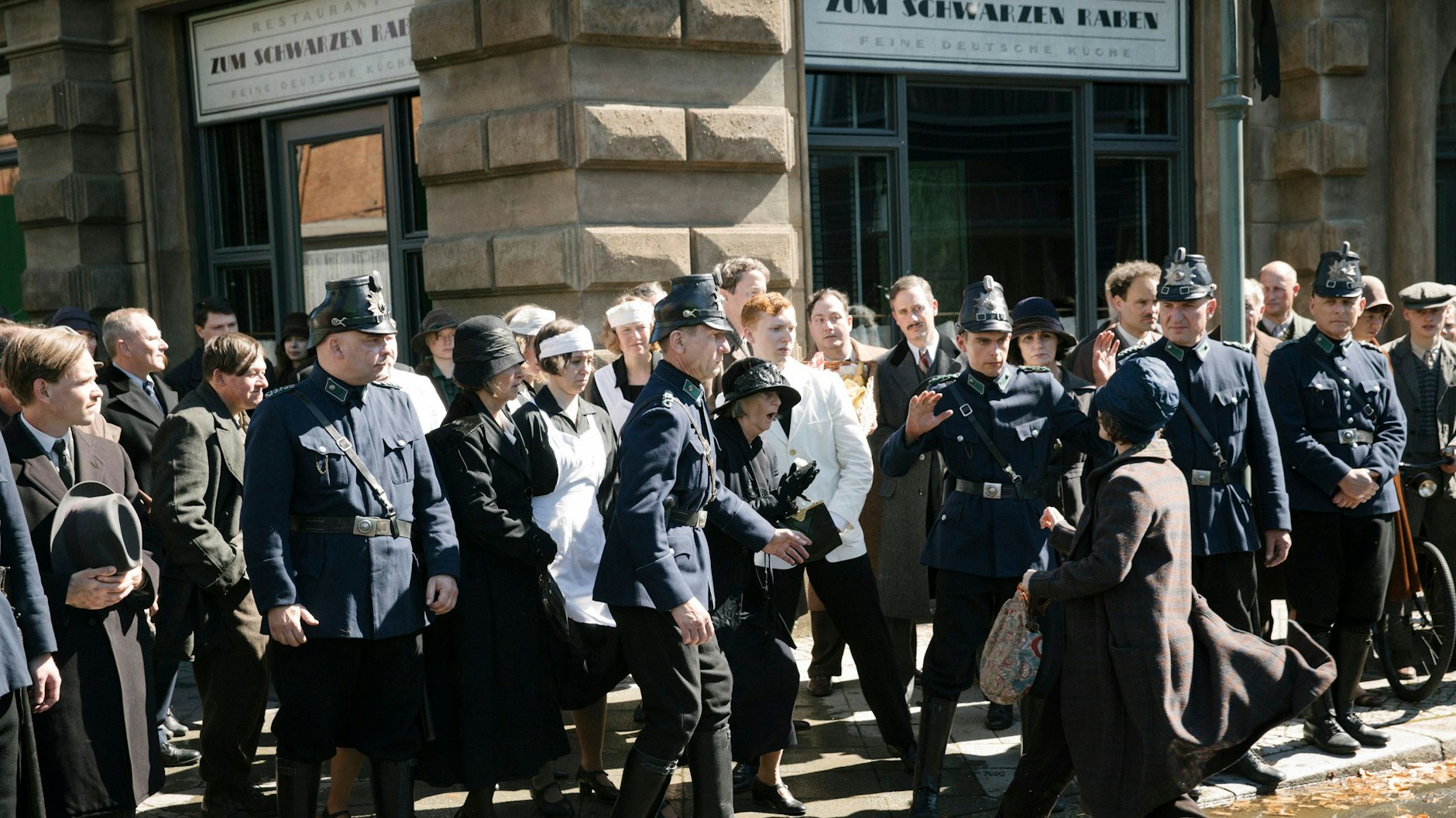 Für Szenen mit vielen Mitwirkenden in der Serie "Babylon Berlin" werden noch Komparsen gesucht. Foto:&nbsp;© Frédéric Batier/X Filme Creative Pool/ARD Degeto/WDR/Sky/Beta Film 2019