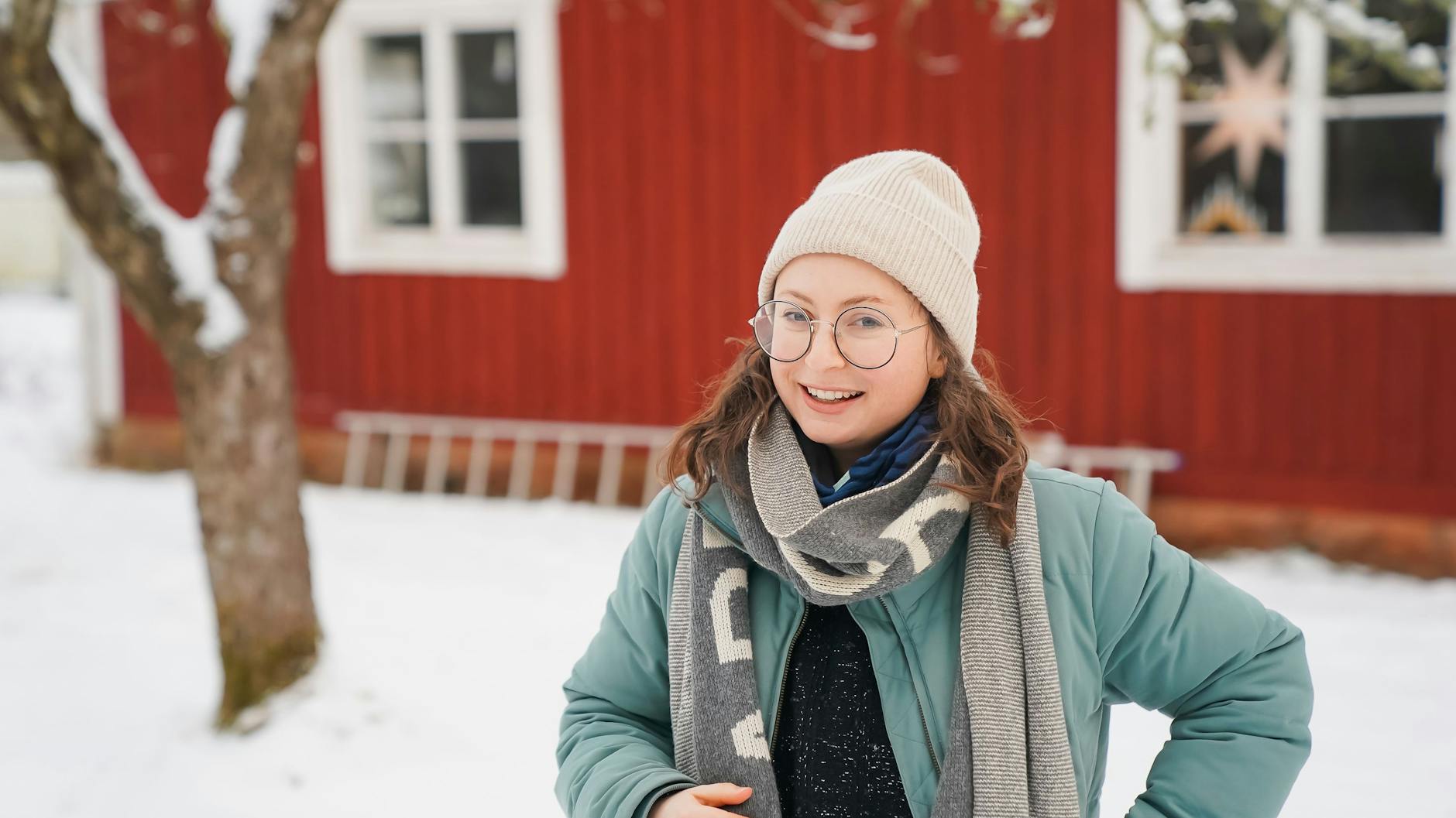 Milena Glimbovski vor ihrem kleinen roten Haus in Schweden.