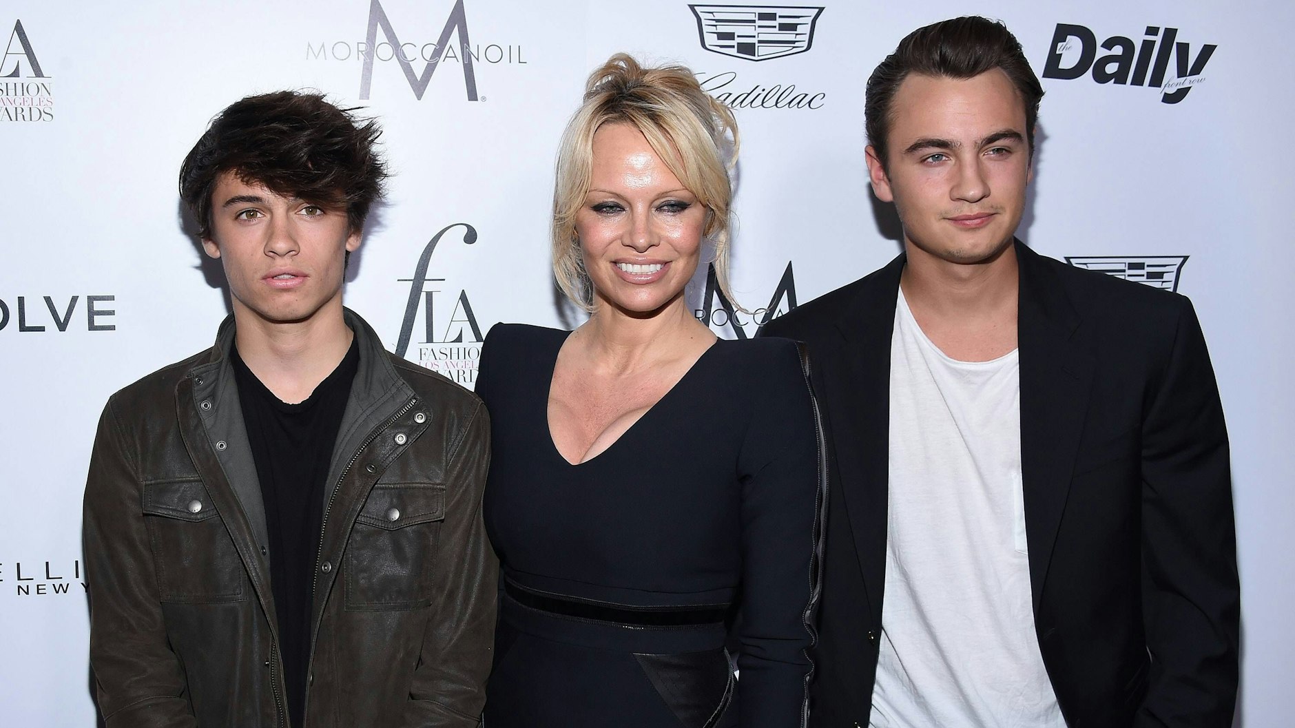 Dylan und Brandon Lee mit ihrer Mutter Pamela Anderson. 
