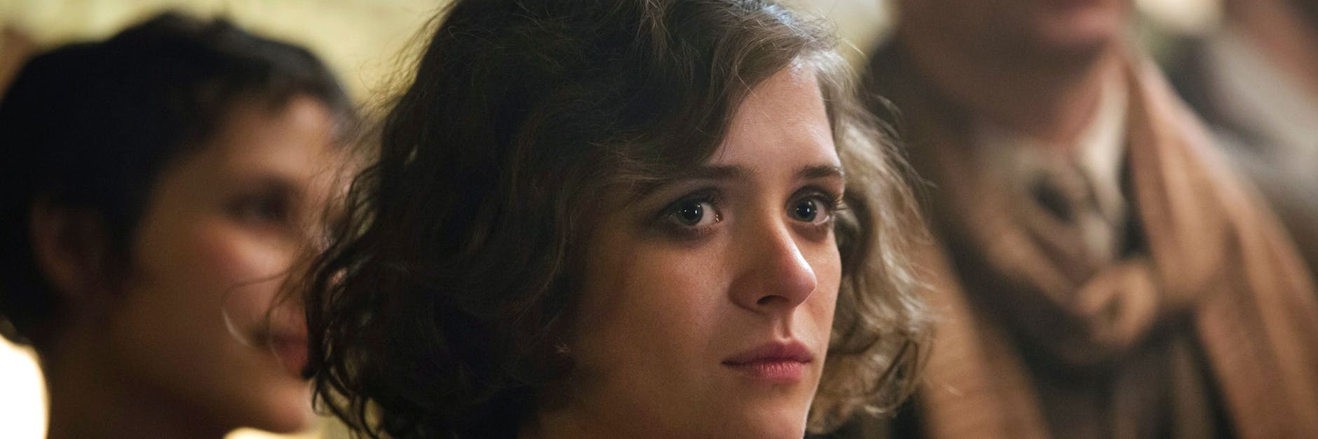 Ein Foto aus Folge 25, Staffel III der erfolgreichen Serie "Babylon Berlin": Charlotte (Liv Lisa Fries) auf Gräfs Geburtstagsfeier. Wenn Sie auch mitspielen wollen - es werden noch 2000 Komparsen aus Berlin und Brandenburg gesucht. 