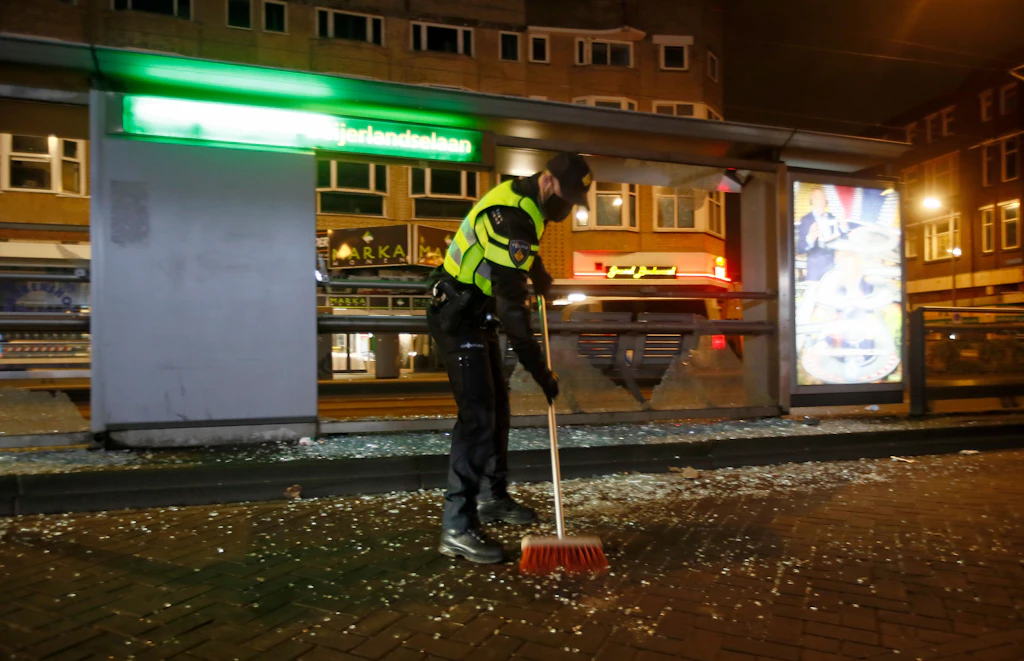 Corona-Proteste in den Niederlanden enden erneut in Plünderungen und Gewalt