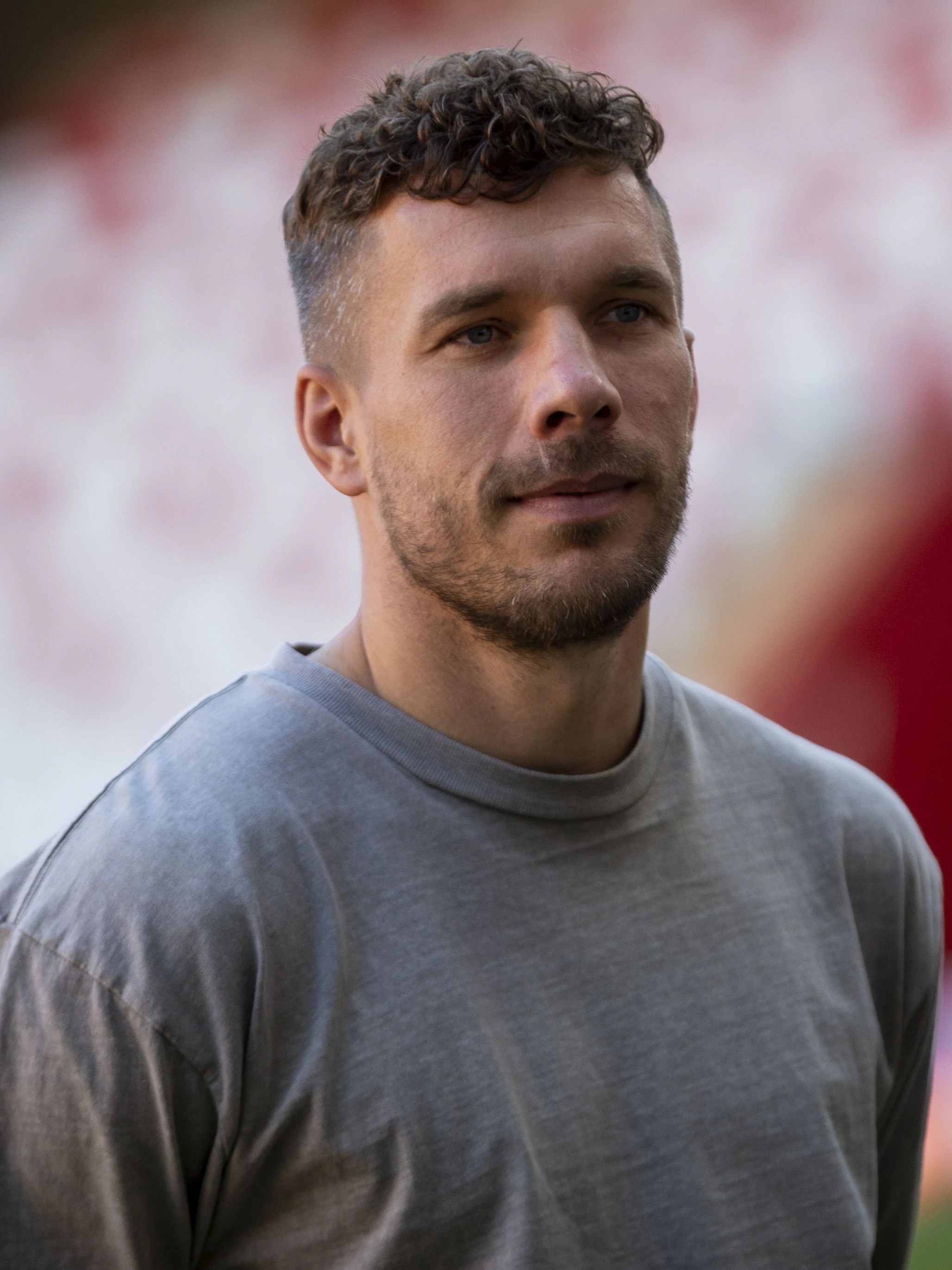 Lukas Podolski trägt aktuell eine Dauerwelle mit Undercut.