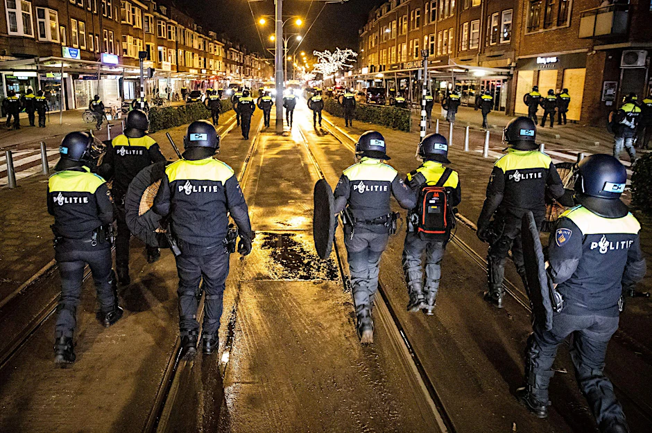 Niederländische Polizisten patrouillieren durch die Straßen von Rotterdam.
