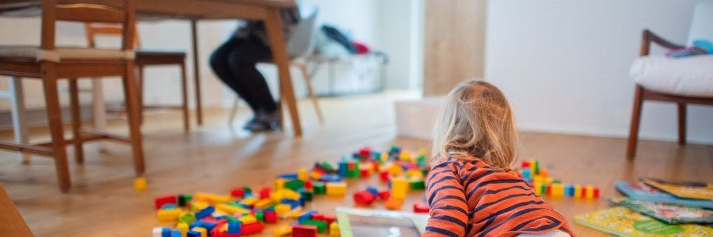 Der Rückzug vom Arbeitsplatz ins Homeoffice soll die Corona-Pandemie eindämmen.