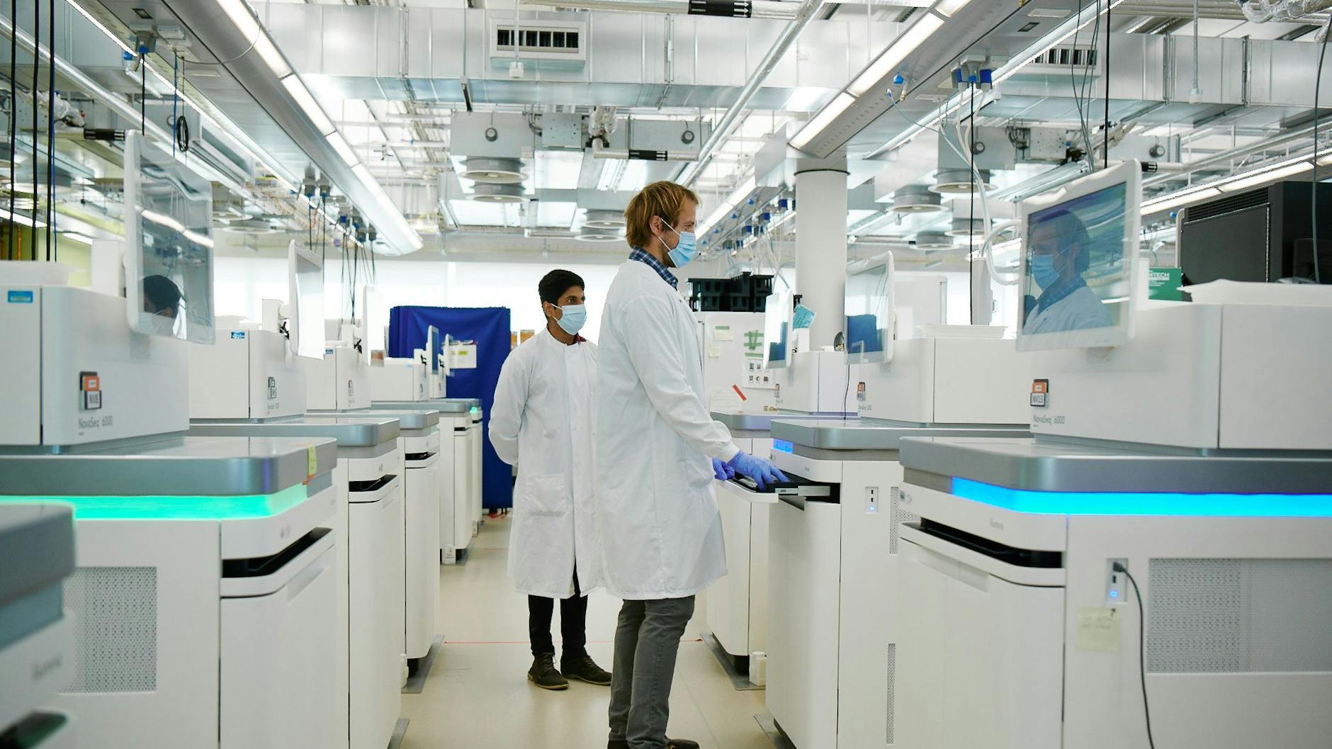 Ein Raum voller Sequenziergeräte am britischen Wellcome Sanger Institute in Hinxton. 