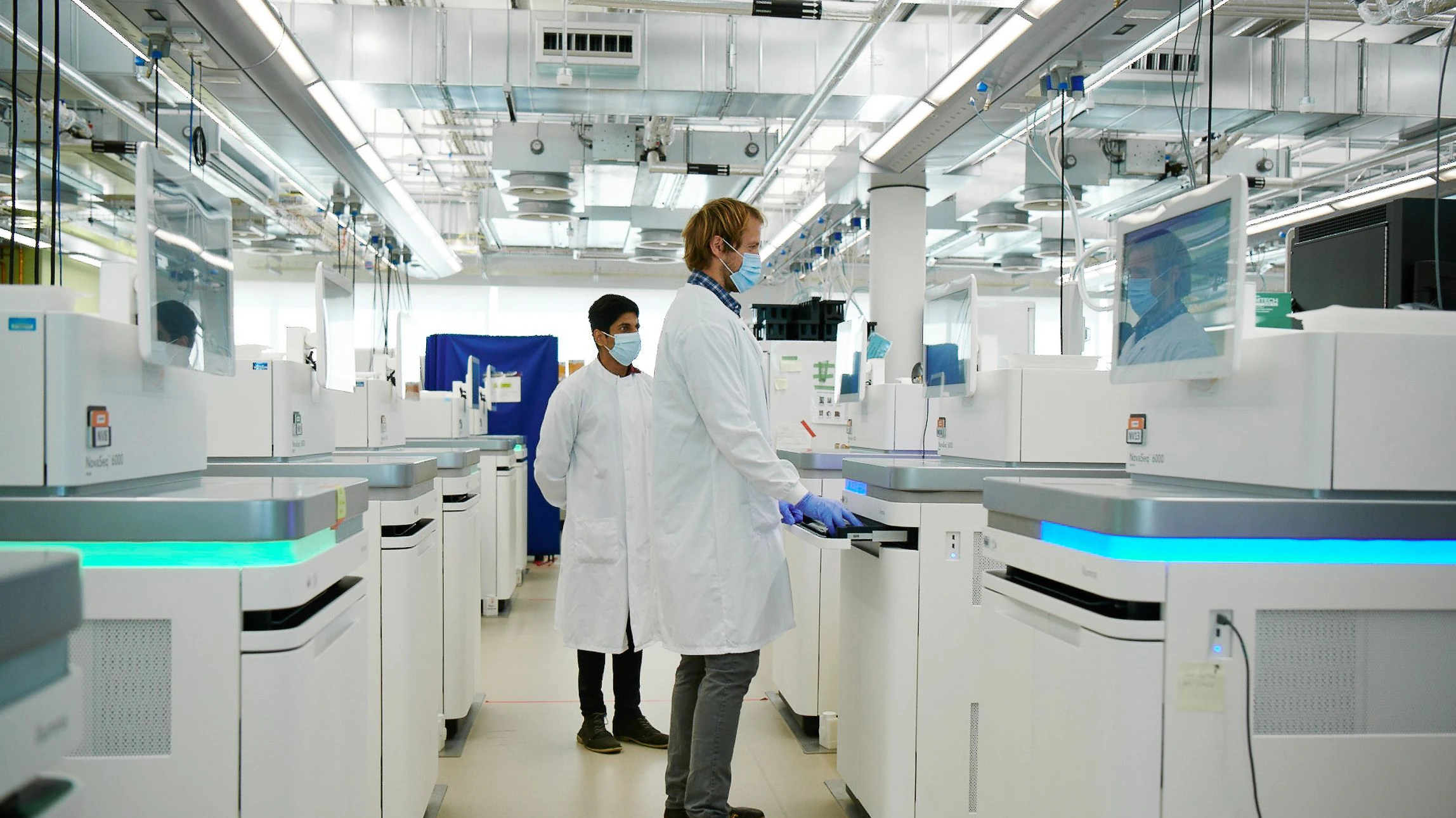 Ein Raum voller Sequenziergeräte am britischen Wellcome Sanger Institute in Hinxton.&nbsp;