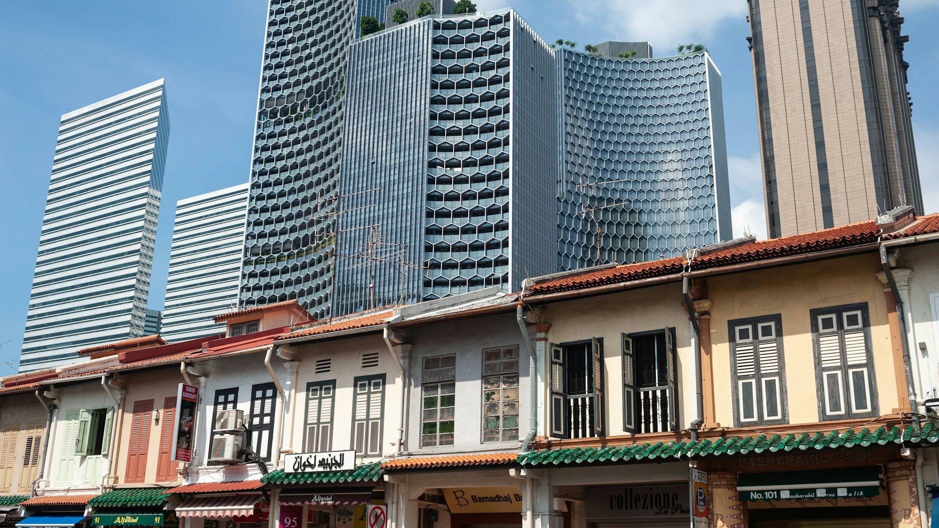 Stadt der Gegensätze: Auf dem Weg zur Smart City werden in Singapur alte Gebäude im Baustil traditioneller Shophouses im muslimischen Viertel Kampong Glam von modernen Hochhäusern überragt.