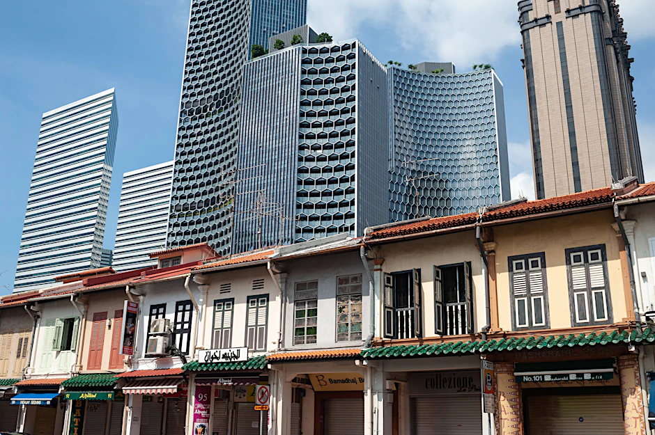Stadt der Gegensätze: Auf dem Weg zur Smart City werden in Singapur alte Gebäude im Baustil traditioneller Shophouses im muslimischen Viertel Kampong Glam von modernen Hochhäusern überragt.