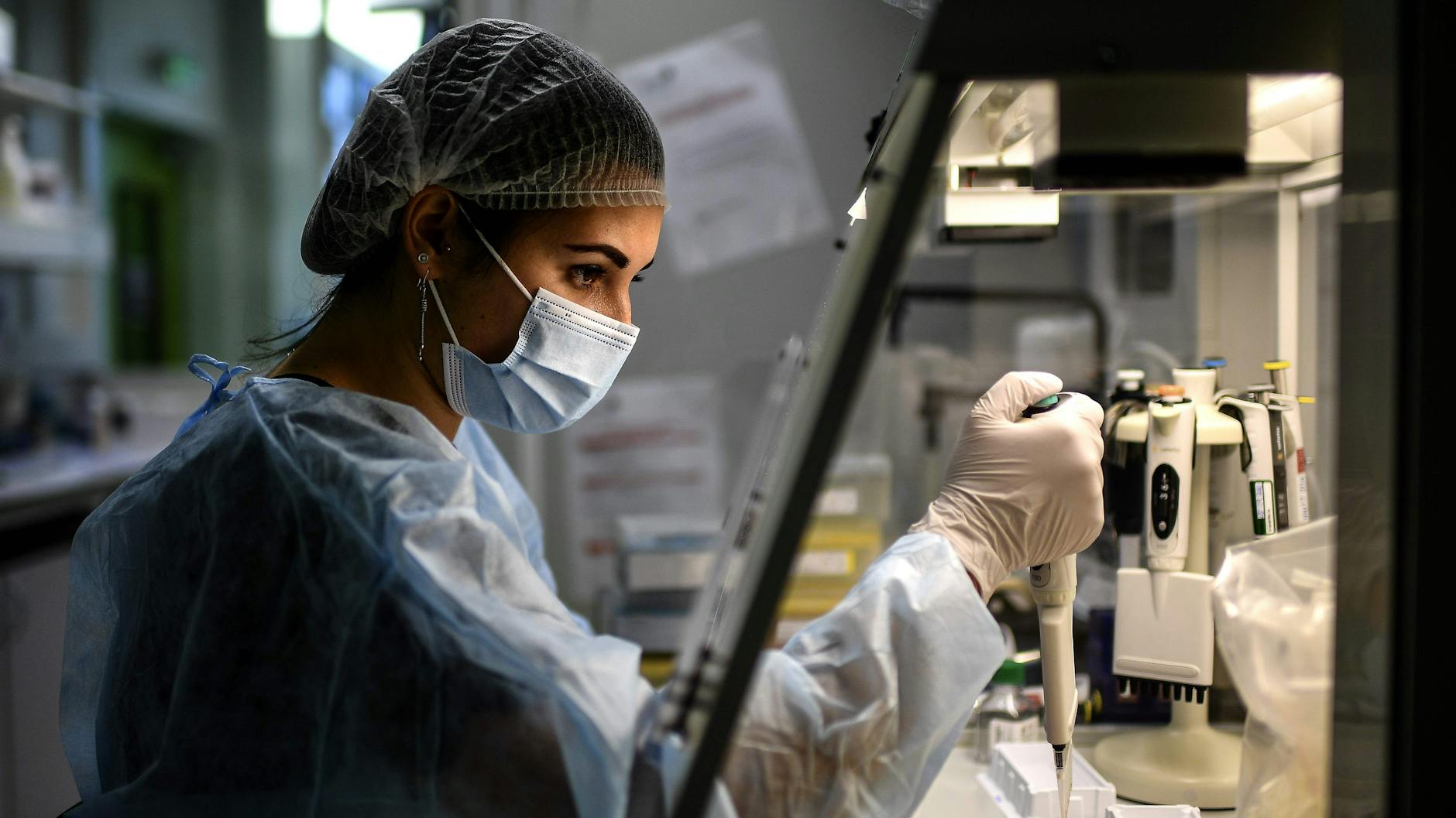 Vorbereitungen zur Sequenzierung von Sars-CoV-2 am Institut Pasteur in Frankreich.