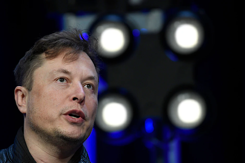 Elon Musk (l.) und Jeff Bezos wollen Tausende Satelliten am Himmel platzieren.