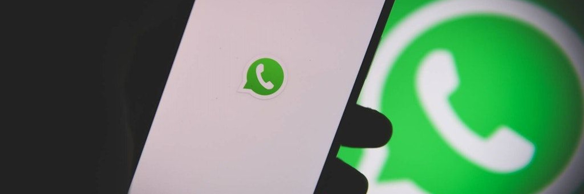 Handy mit Whatsapp-Logo.