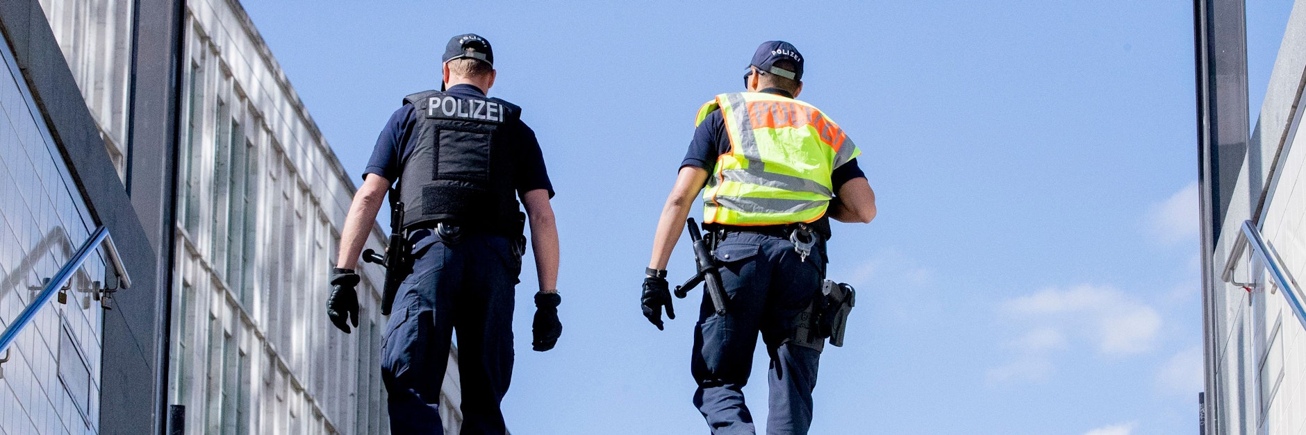 &nbsp; Zwei Polizeibeamte der Brennpunkt- und Präsenzeinheit (BPE) der Polizei Berlin patrouillieren am Alexanderplatz.&nbsp;&nbsp;