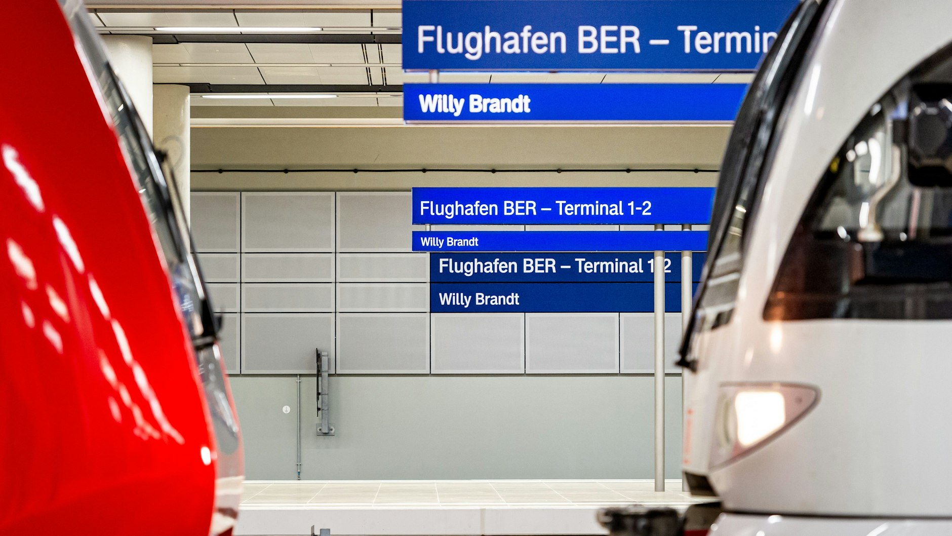 Der Flughafenbahnhof unter dem BER. Als er im Oktober feierlich eröffnet wurde, teilten sich ein roter Regionalzug und ein weißer Fernzug der Deutschen Bahn ausnahmsweise ein Gleis.