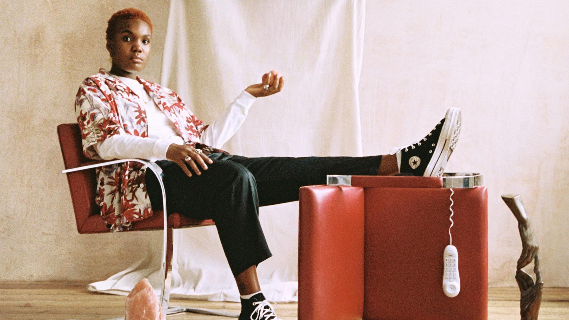 Das erste Album von Arlo Parks heißt „Collapsed in Sunbeams“.