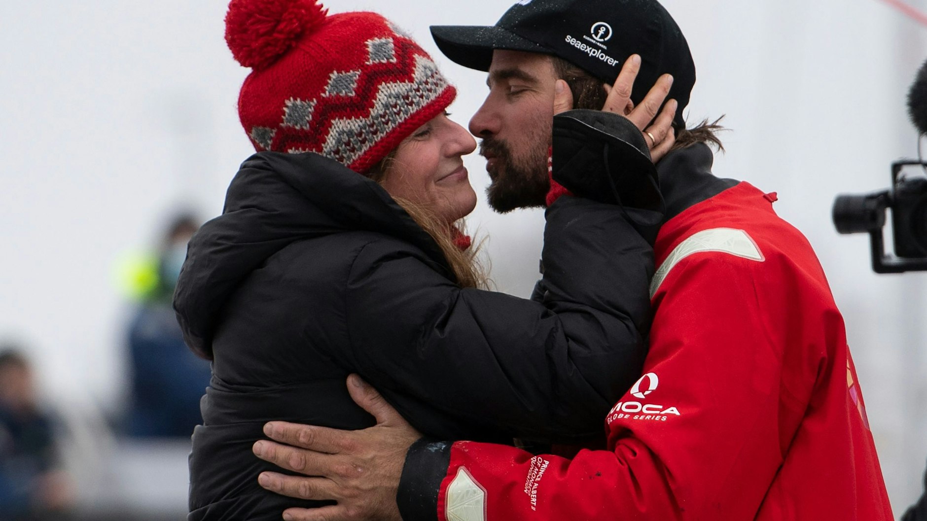 Skipper Boris Herrmann freut sich mit Ehefrau Birte. Nach&nbsp; &nbsp;80 Tagen, 20 Stunden, 59 Minuten und 45 Sekunden kreuzte er die Ziellinie vor dem französischen Les Sables-d'Olonne.&nbsp;