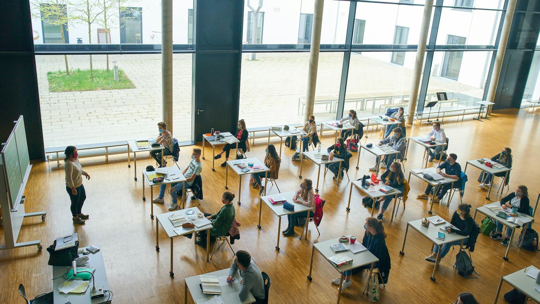 Schülerinnen und Schüler eines Abiturjahrgangs beim Unterricht.