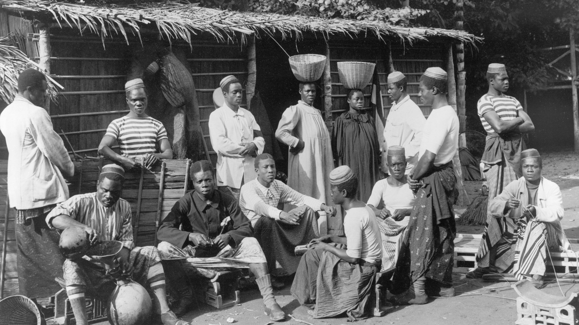 Afrikaner aus der deutschen Kolonie Kamerun müssen sich dem Publikum präsentieren. Die Kolonialausstellung war Teil der Gewerbeausstellung von 1896 im Treptower Park.