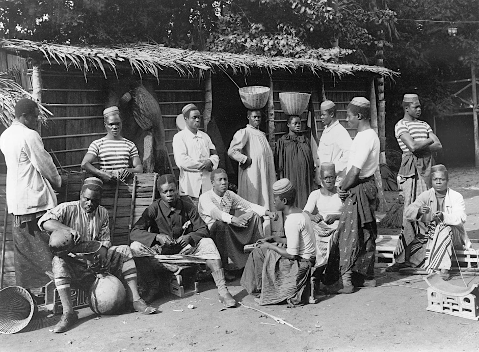 Afrikaner aus der deutschen Kolonie Kamerun müssen sich dem Publikum präsentieren. Die Kolonialausstellung war Teil der Gewerbeausstellung von 1896 im Treptower Park.