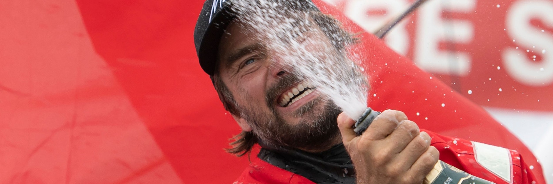 Der Hamburger Skipper Boris Hermann feiert mit Champagner seinen Erfolg.&nbsp;