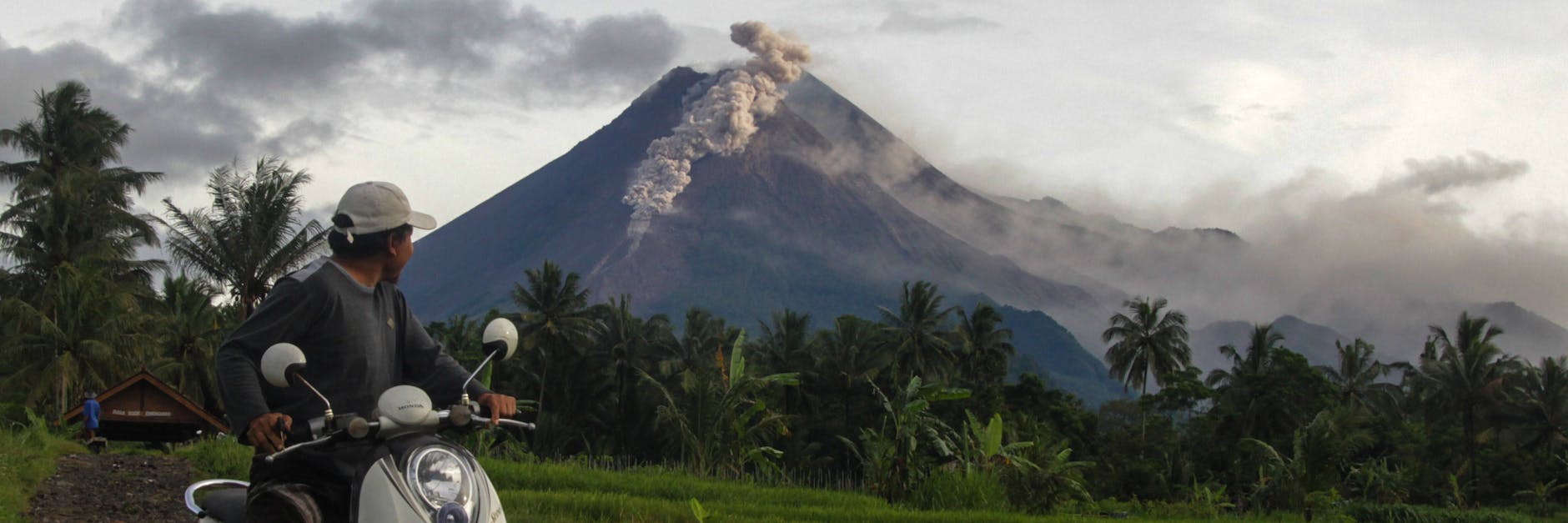 Der Merapi speit Rauch, Asche, Gase und Gestein.