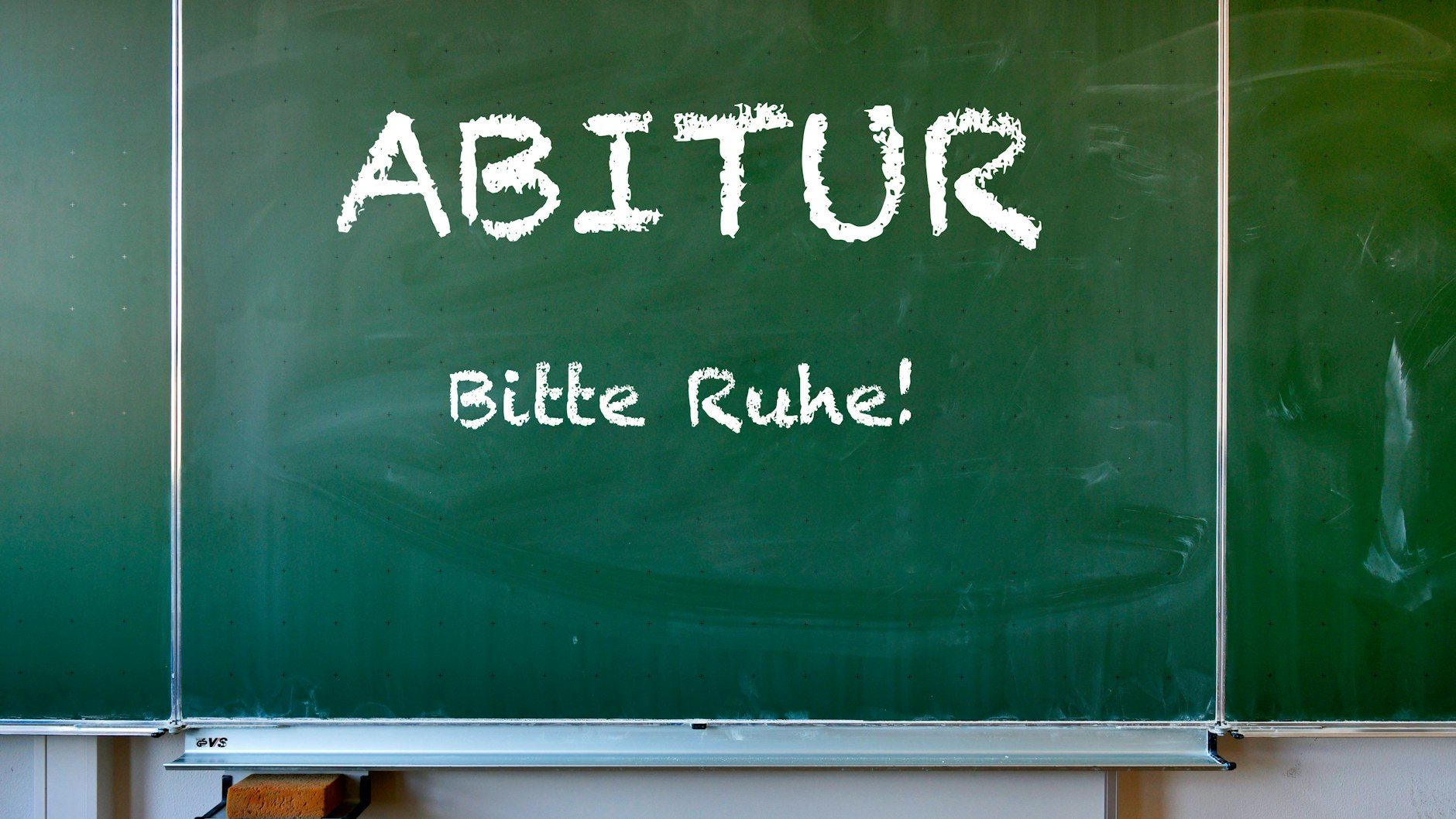 Die Abiturprüfungen finden in Berlin statt – sie wurden bloß um neun Tage verschoben.