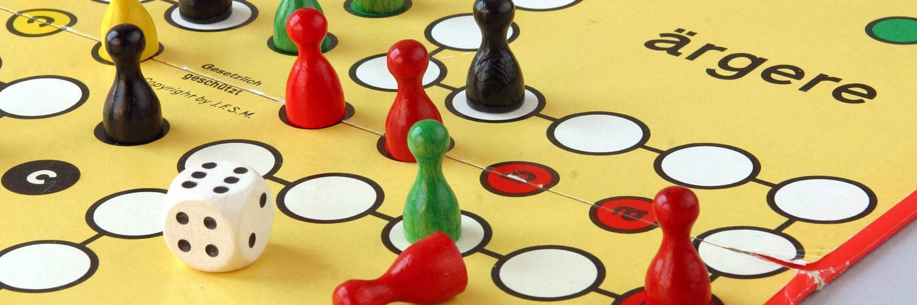 Das Spiel „Mensch ärgere dich nicht“ ist ein Klassiker – und erlebte im Corona-Jahr einen neuen Höhenflug. Rund 1,1 Millionen Exemplare verkaufte das Unternehmen Schmidt Spiele im Jahr 2020.