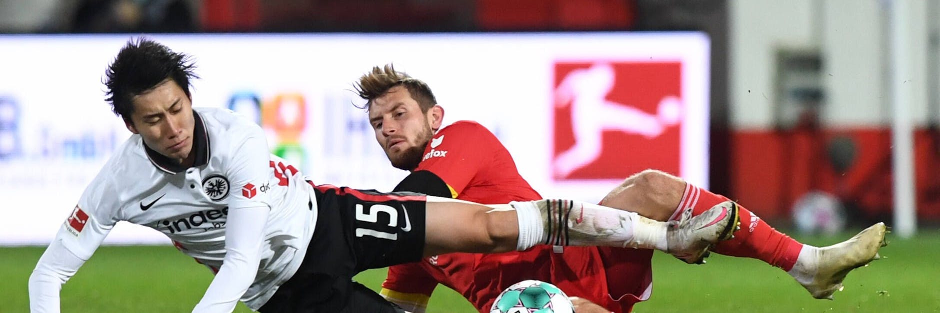 Hier noch Kontrahenten, künftig Kollegen: Unions Christopher Lenz (r.) wechselt im Sommer zu Frankfurt und Daichi Kamada.