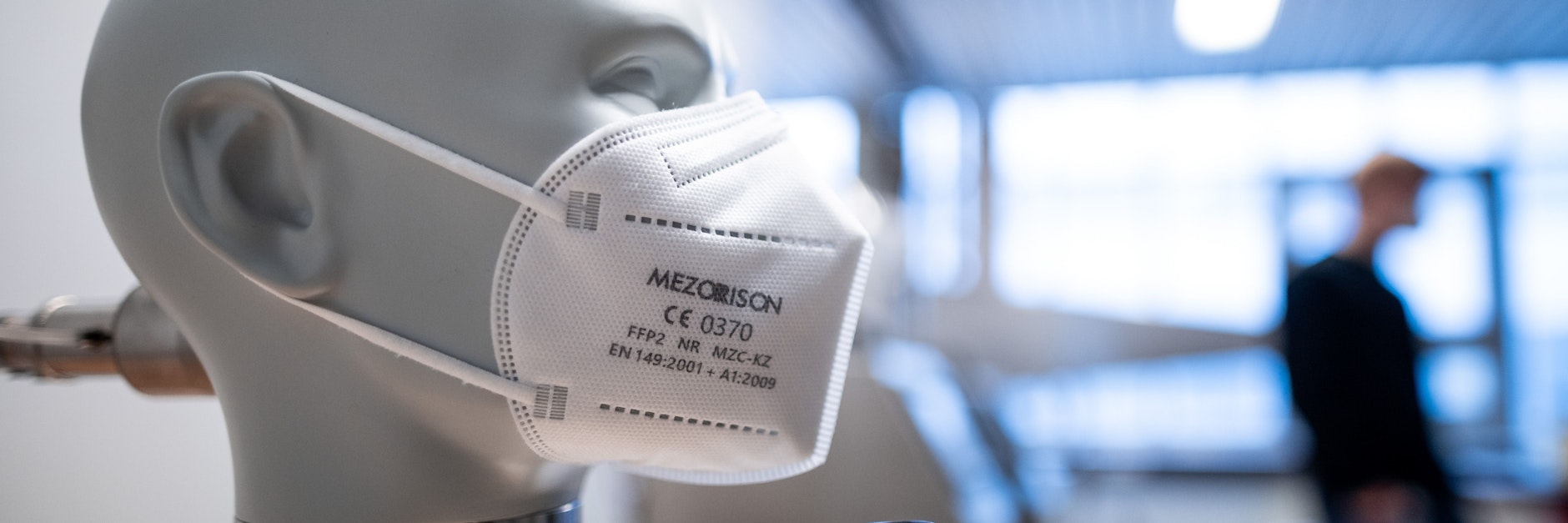 Eine FFp2-Maske ist im Maskenprüfstand angebracht.
