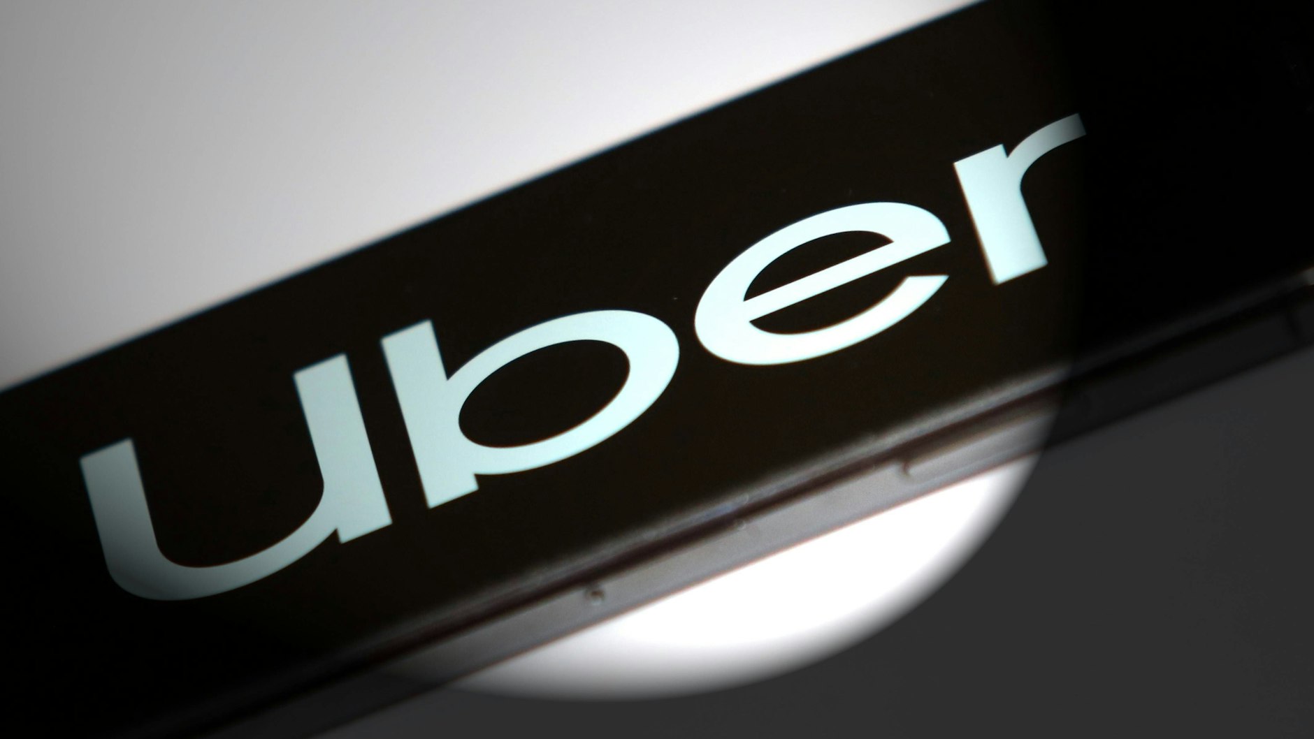 Der Fahrdienst-Vermittler Uber übernimmt die Kosten bis zu 15 Euro für Fahrten zu Impfzentren.