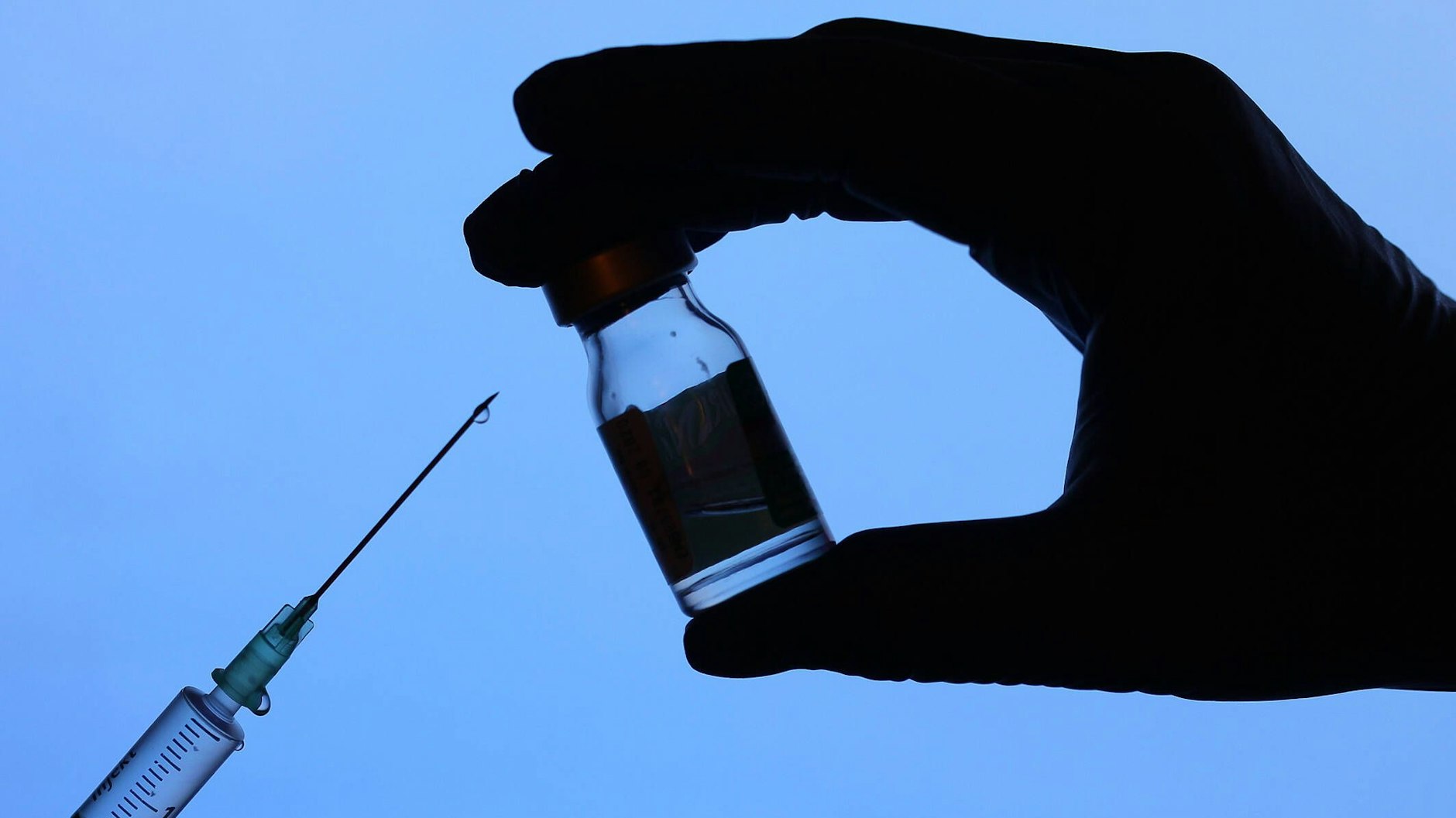 Die Europäische Arzneimittelagentur EMA hat den Corona-Impfstoff des Pharmakonzerns Astrazeneca und&nbsp;der Universität Oxford empfohlen. (Symbolbild)