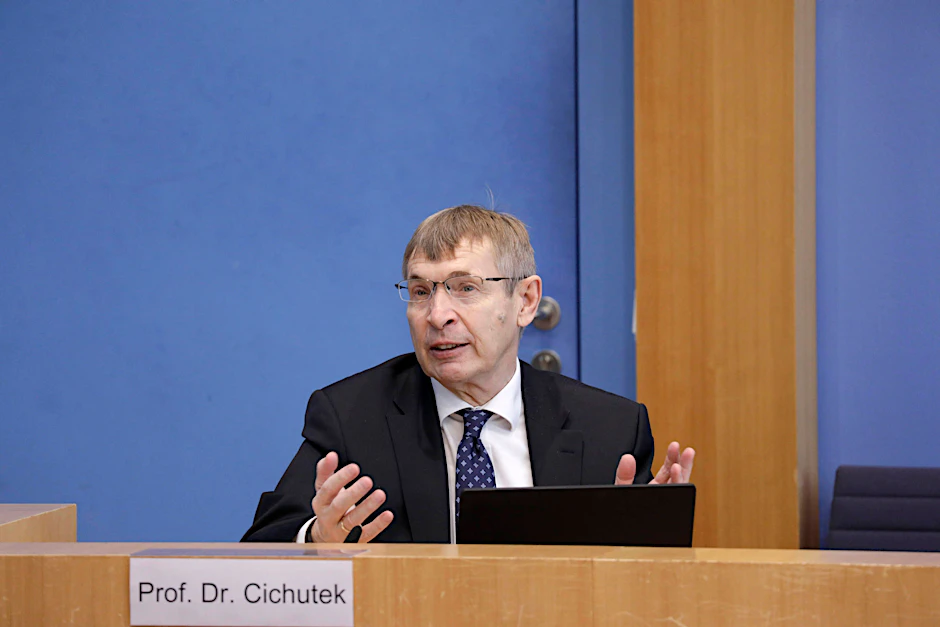 Prof. Klaus Cichutek, Präsident des Paul-Ehrlich-Instituts, hat schon etwas über Astrazeneca verraten.