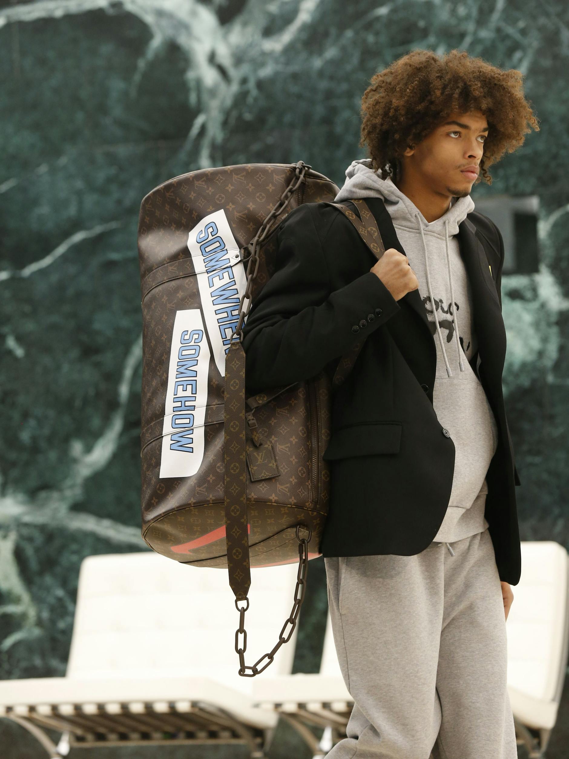 Marmorwände und Knoll-Sessel definieren den Raum von Virgil Ablohs filmischer Vuitton-Performance.