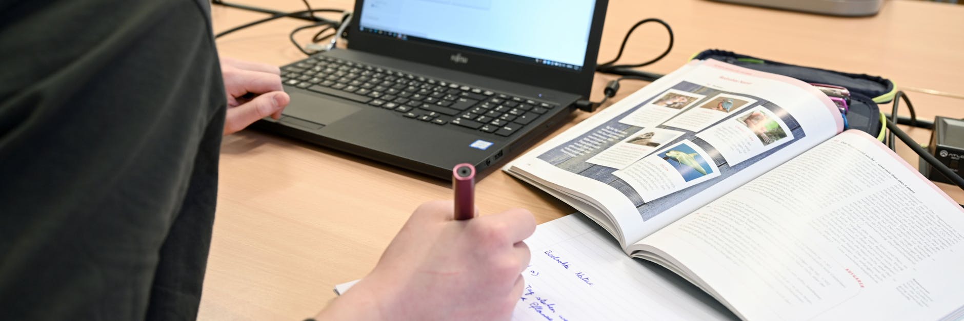 Ein Kind sitzt während des Online-Unterrichts vor einem Laptop.