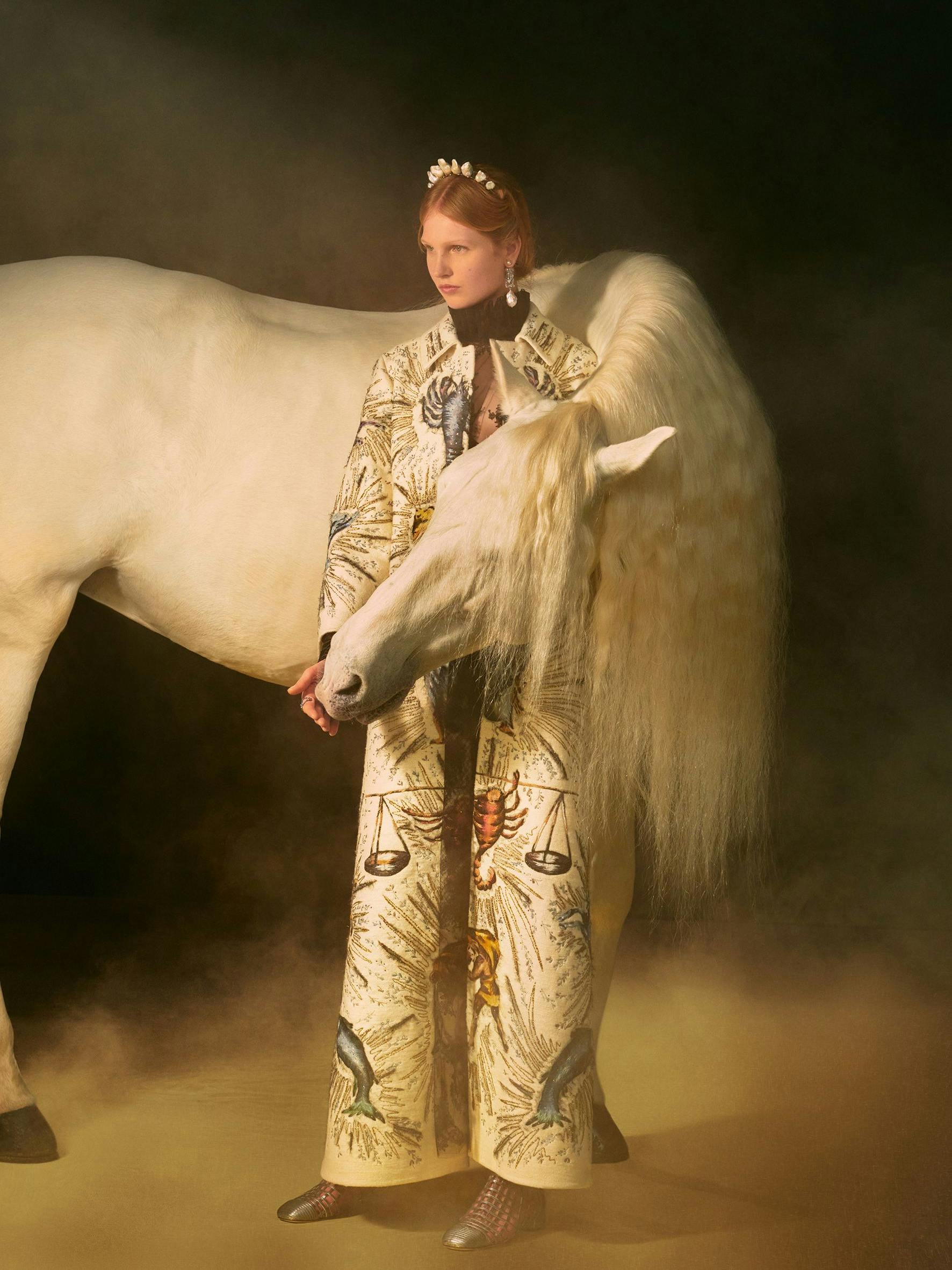 Wer braucht ein Einhorn, wenn es Andalusier gibt? Regisseur Matteo Garrone drehte für Christian Dior ein Tarot-Märchen. 