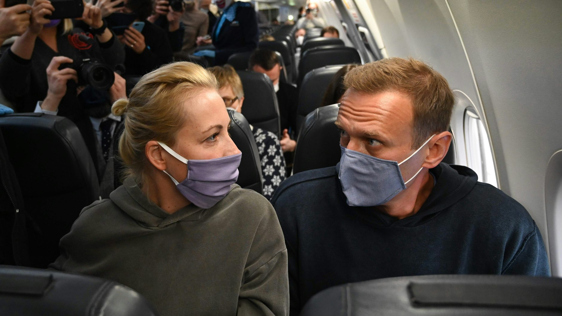 Alexej Nawalny und Julia bei der Rückkehr von Berlin nach Moskau – kurz nach der Landung wurde der Putin-Gegner verhaftet. 