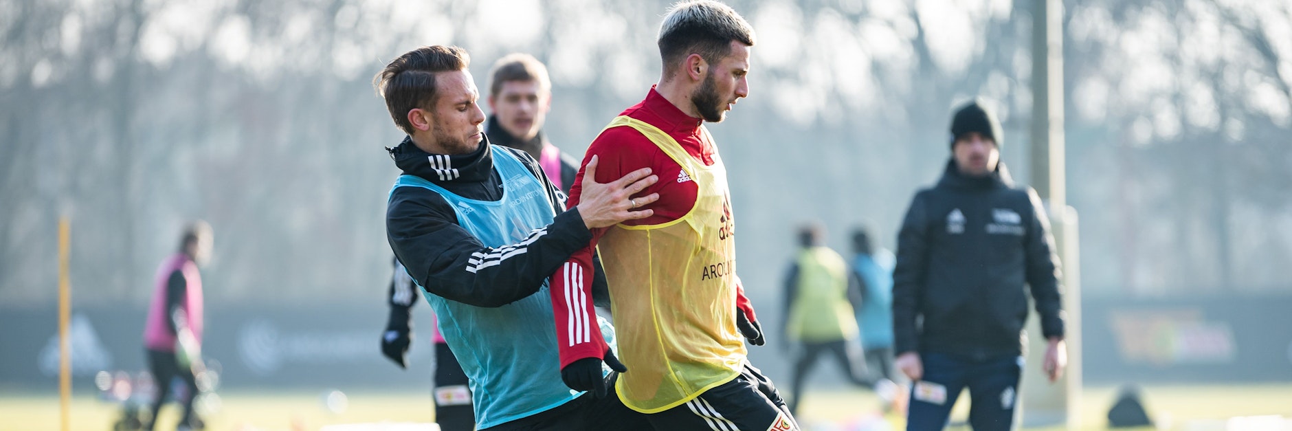 Marcus Ingvartsen (l.) und Leon Dajaku wollen gegen Gladbach gerne zusammenspielen und nicht gegeneinander, so wie hier beim Training.&nbsp;