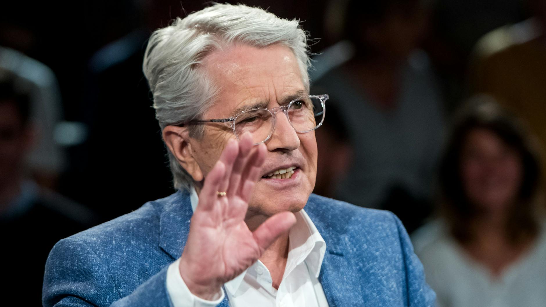 Frank Elstner bot Jauch öffentlich das Du an. 